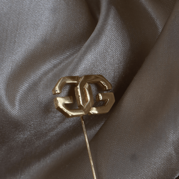 GIVENCHY 金色Logo Stick Pin 胸針（經典鏈節Logo款） - Vintasy扣針