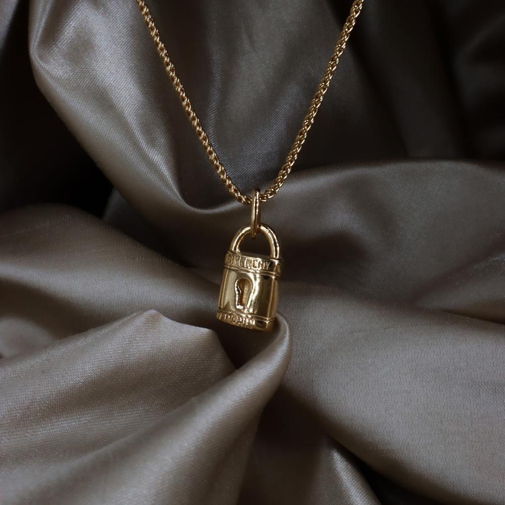 Givenchy 金色鎖頭吊墜項鏈較遠正面照，展示扭繩鏈與鎖頭吊墜的搭配