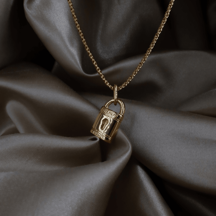 GIVENCHY 鎖頭吊墜項鏈（金色）｜未使用級美品 ｜｜VINTASY 中古美品 ｜ 香港最大型中古首飾收藏店｜ GIVENCHY ｜ 項鏈