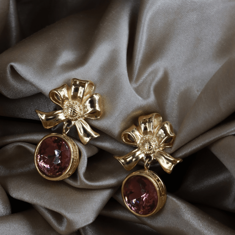 GIVENCHY 蝴蝶結紫紅閃石吊墜耳夾（金色）｜未使用級美品 ｜｜VINTASY 中古美品 ｜ 香港最大型中古首飾收藏店｜ GIVENCHY ｜ 耳環