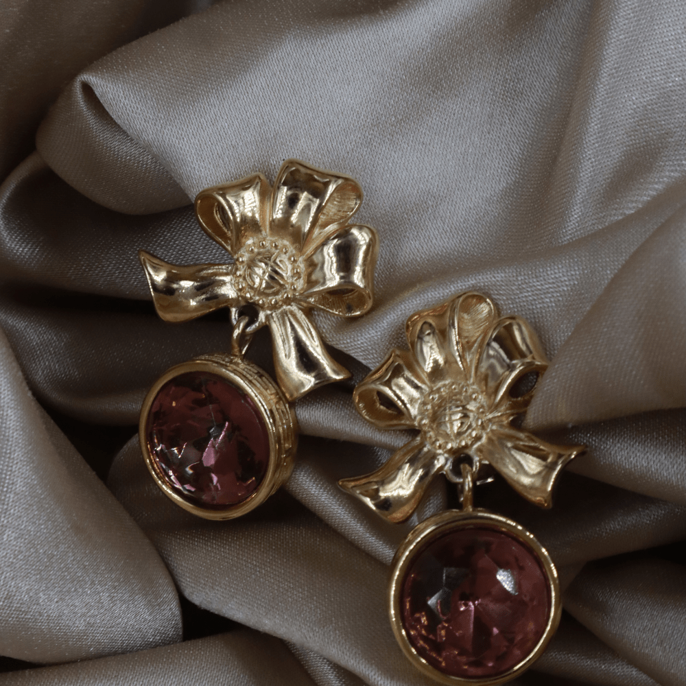 GIVENCHY 蝴蝶結紫紅閃石吊墜耳夾（金色）｜未使用級美品 ｜｜VINTASY 中古美品 ｜ 香港最大型中古首飾收藏店｜ GIVENCHY ｜ 耳環