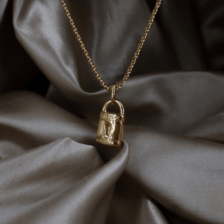 GIVENCHY 鎖頭吊墜項鏈（金色）｜未使用級美品 ｜｜VINTASY 中古美品 ｜ 香港最大型中古首飾收藏店｜ GIVENCHY ｜ 項鏈