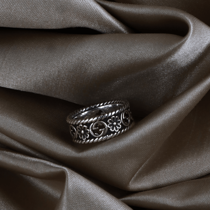 GUCCI GG 花卉鏤空寬版戒指（銀色）（GG Floral Openwork Ring） - Vintasy戒指