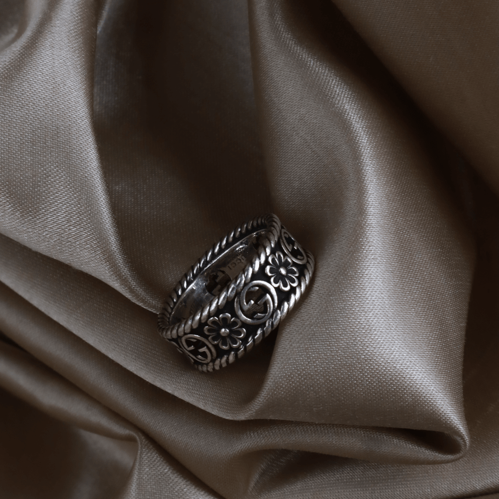 GUCCI GG 花卉鏤空寬版戒指（銀色）（GG Floral Openwork Ring） - Vintasy戒指