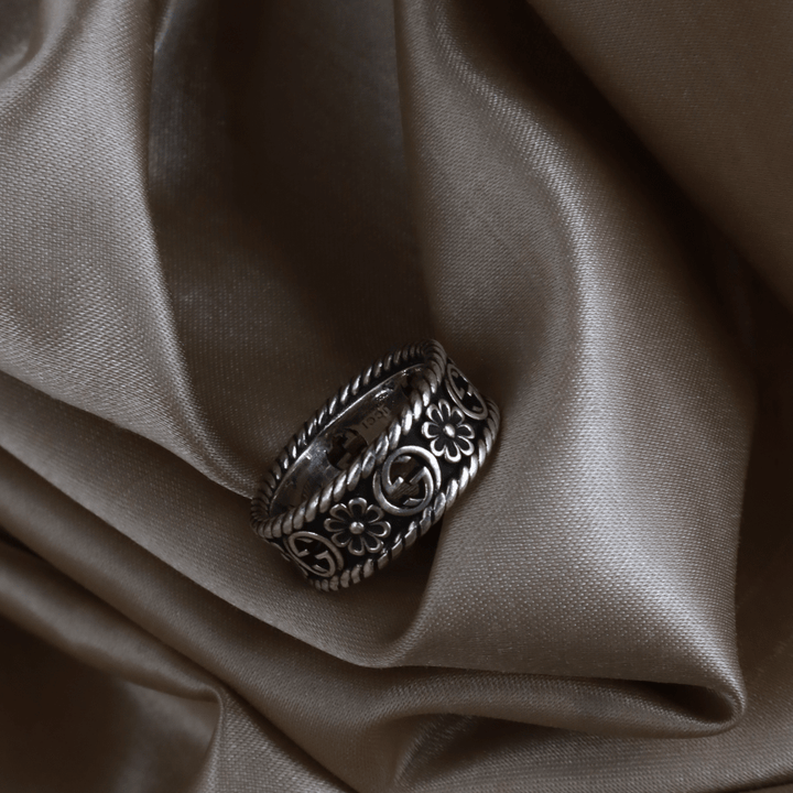 GUCCI GG 花卉鏤空寬版戒指（銀色）（GG Floral Openwork Ring） - Vintasy戒指