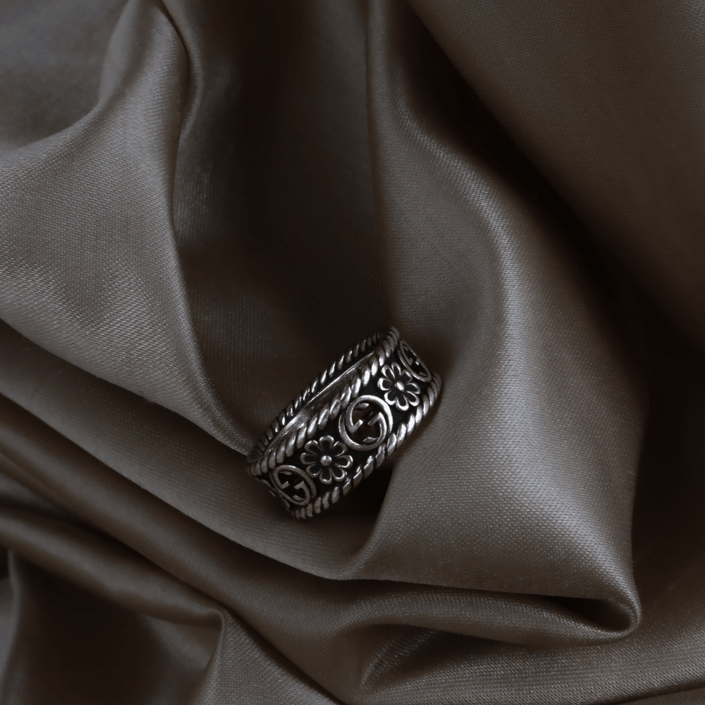 GUCCI GG 花卉鏤空寬版戒指（銀色）（GG Floral Openwork Ring） - Vintasy戒指