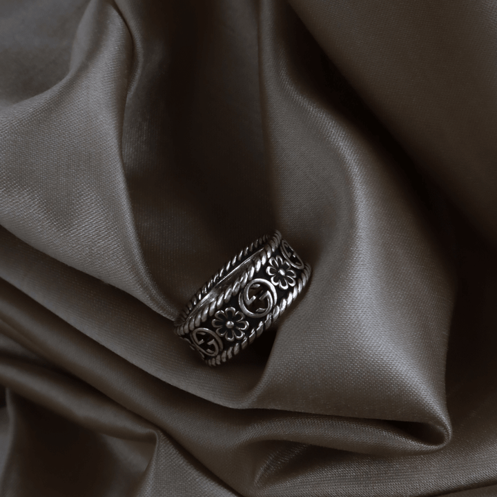 GUCCI GG 花卉鏤空寬版戒指（銀色）（GG Floral Openwork Ring） - Vintasy戒指