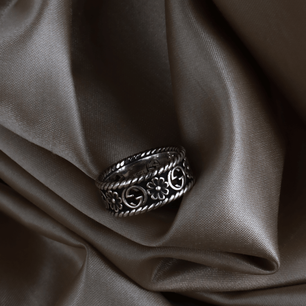 GUCCI GG 花卉鏤空寬版戒指（銀色）（GG Floral Openwork Ring） - Vintasy戒指