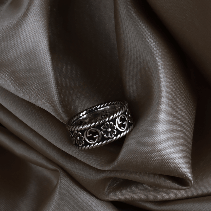 GUCCI GG 花卉鏤空寬版戒指（銀色）（GG Floral Openwork Ring） - Vintasy戒指