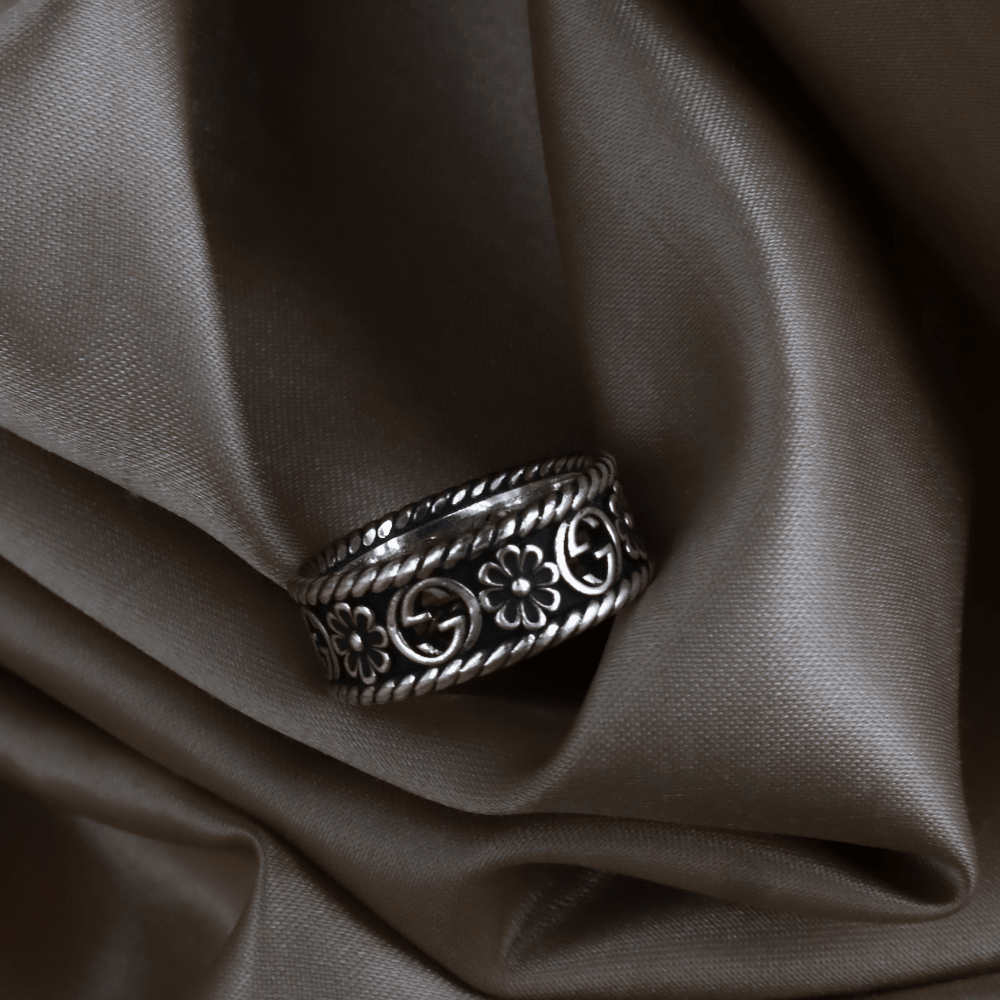 GUCCI GG 花卉鏤空寬版戒指（銀色）（GG Floral Openwork Ring） - Vintasy戒指