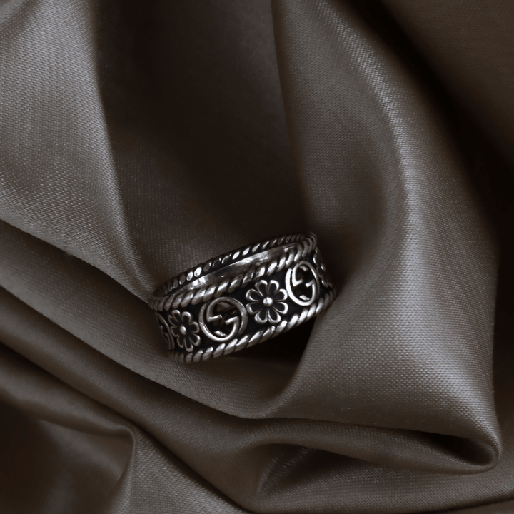 GUCCI GG 花卉鏤空寬版戒指（銀色）（GG Floral Openwork Ring） - Vintasy戒指