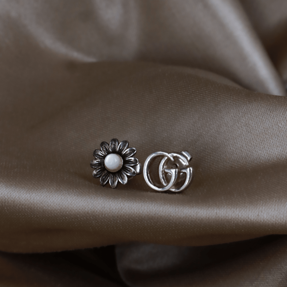 GUCCI 雛菊 GG 不對稱耳環（銀色） ｜附原盒 - Vintasy耳環