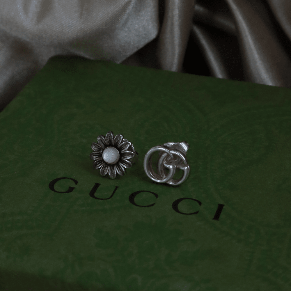GUCCI 雛菊 GG 不對稱耳環（銀色） ｜附原盒 - Vintasy耳環