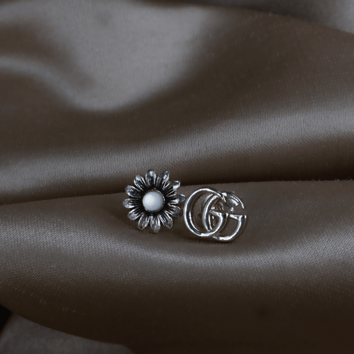 GUCCI 雛菊 GG 不對稱耳環（銀色） ｜附原盒 - Vintasy耳環