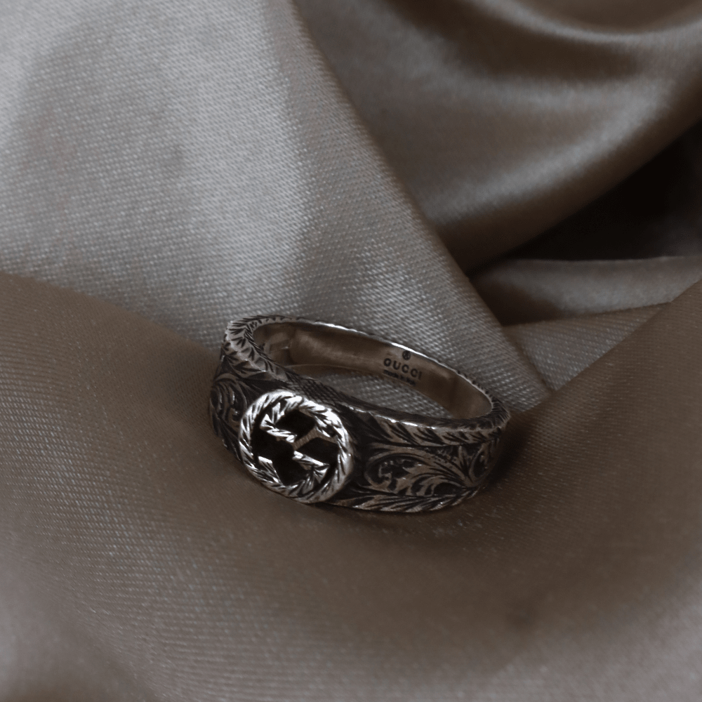 GUCCI 雕花Horsebit Logo戒指（銀色復古款） - Vintasy戒指