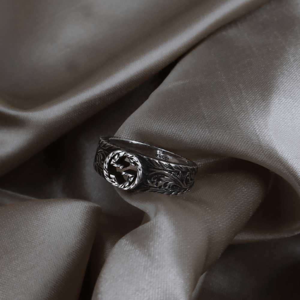 GUCCI 雕花Horsebit Logo戒指（銀色復古款） - Vintasy戒指