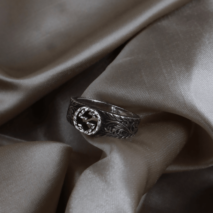 GUCCI 雕花Horsebit Logo戒指（銀色復古款） - Vintasy戒指