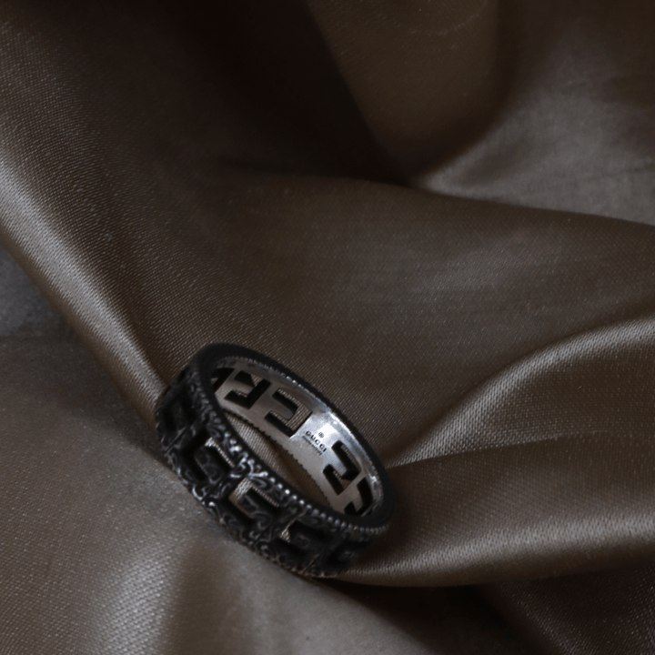 Gucci 經典 Interlocking G 開口雕刻寬版戒指 - Vintasy項鏈