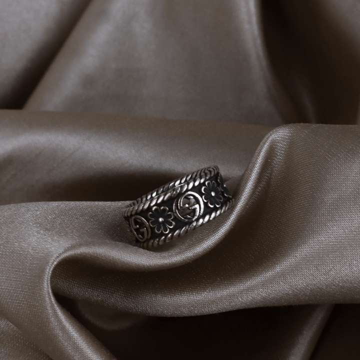 GUCCI 復古銀色花卉Interlocking G戒指（Flower Band Ring款）| size 12 女裝！ - Vintasy戒指