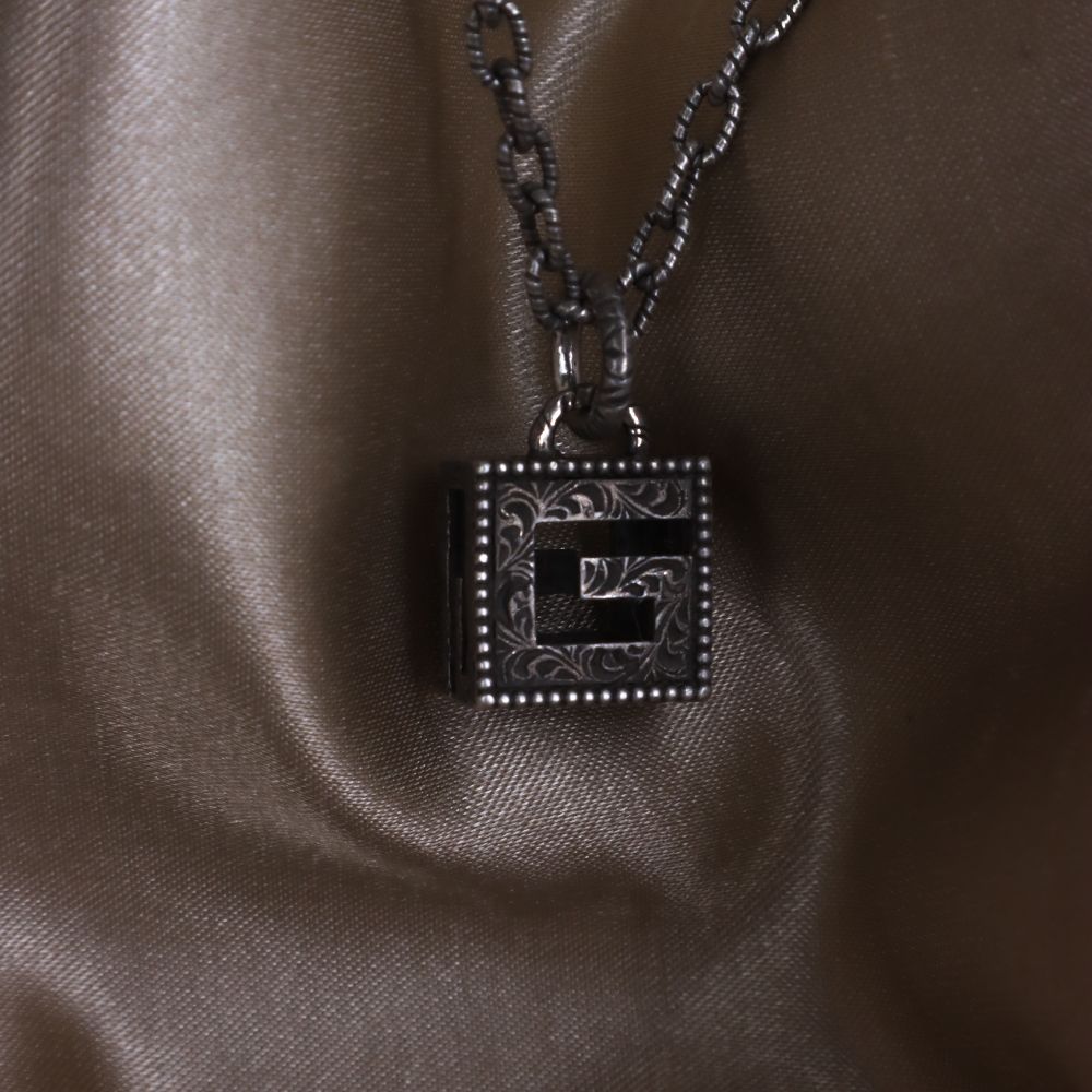 GUCCI NECKLACE WITH SQUARE G CROSS IN SILVER - Vintasy項鏈