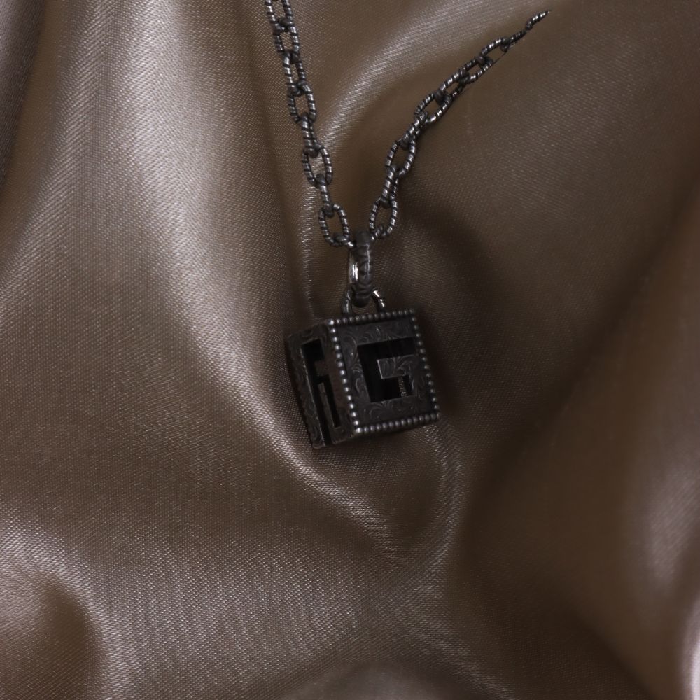 GUCCI NECKLACE WITH SQUARE G CROSS IN SILVER - Vintasy項鏈