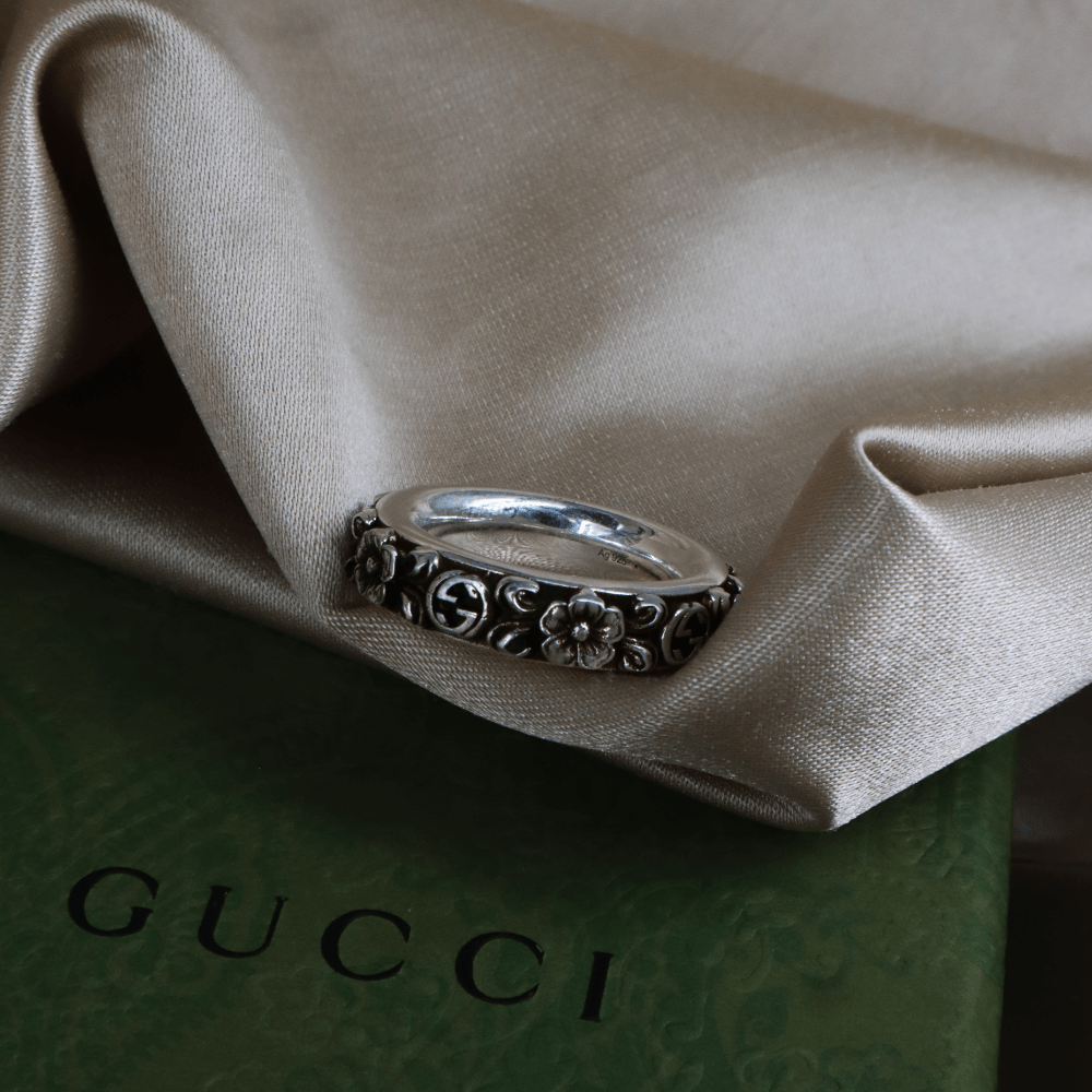 GUCCI 花紋雕刻銀戒指 | 附原盒 未使用 - Vintasy