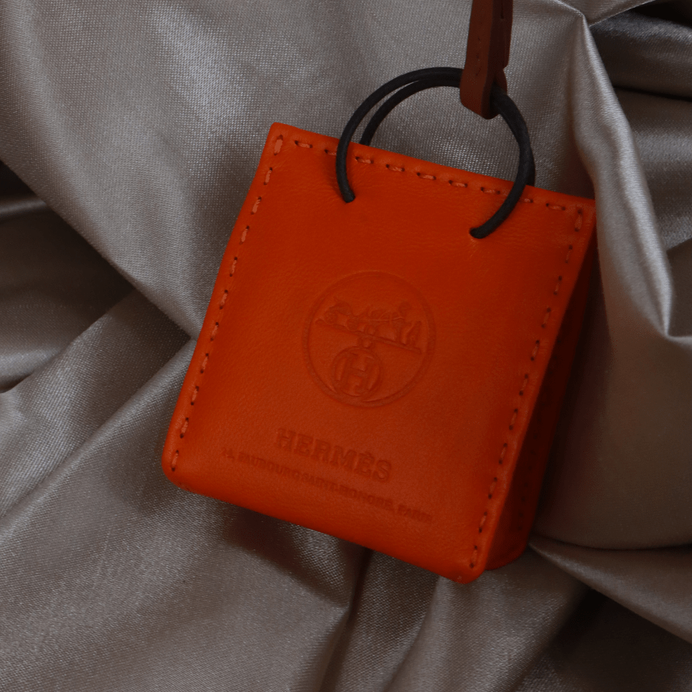 Hermès 橙色 Mini Shopping Bag Charm（Leather Bag Motif款）｜未使用附原盒 - Vintasy扣針
