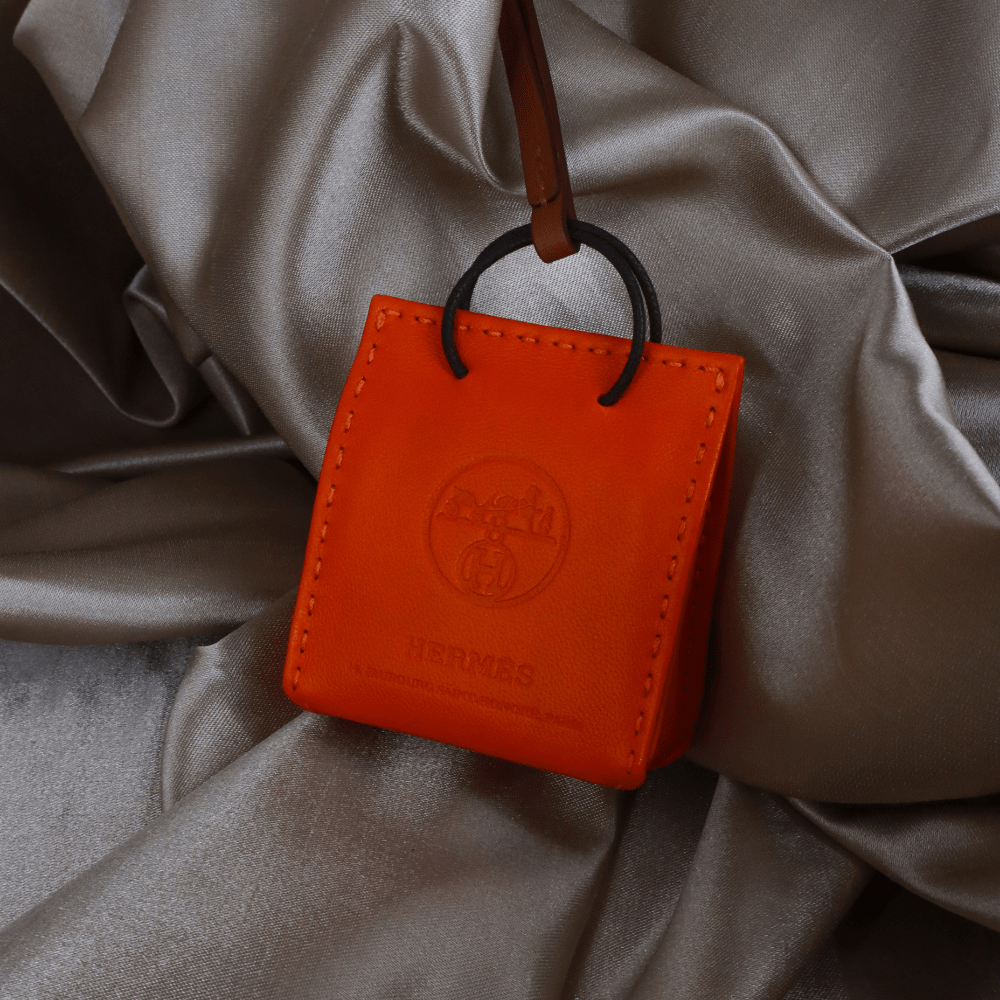 Hermès 橙色 Mini Shopping Bag Charm（Leather Bag Motif款）｜未使用附原盒 - Vintasy扣針