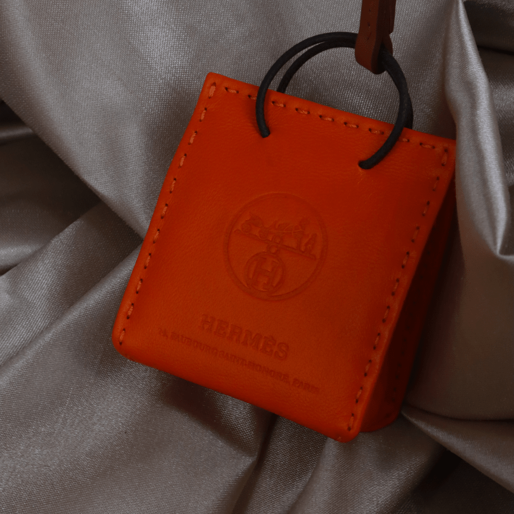Hermès 橙色 Mini Shopping Bag Charm（Leather Bag Motif款）｜未使用附原盒 - Vintasy扣針