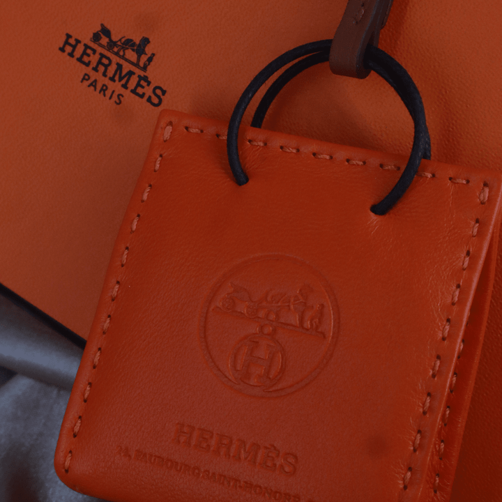 Hermès 橙色 Mini Shopping Bag Charm（Leather Bag Motif款）｜未使用附原盒 - Vintasy扣針