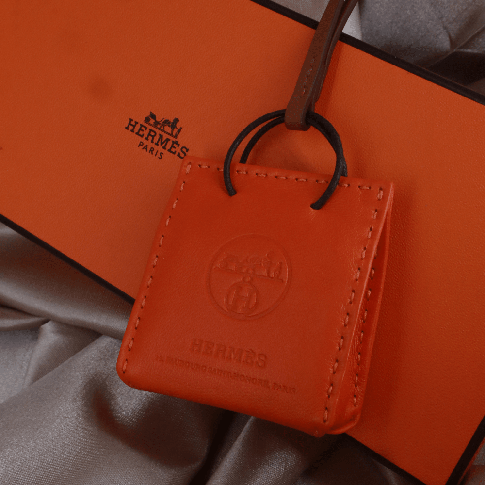 Hermès 橙色 Mini Shopping Bag Charm（Leather Bag Motif款）｜未使用附原盒 - Vintasy扣針