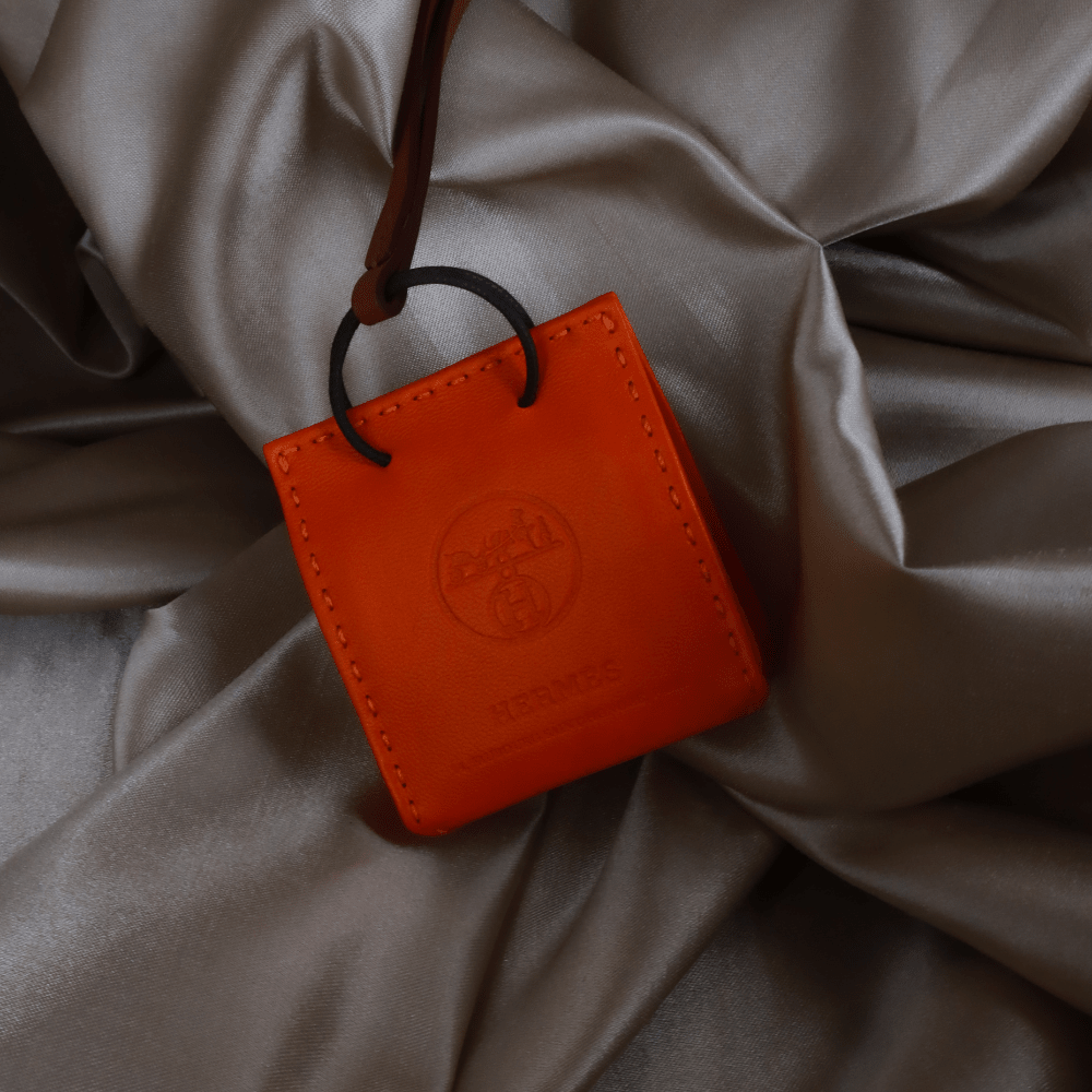 Hermès 橙色 Mini Shopping Bag Charm（Leather Bag Motif款）｜未使用附原盒 - Vintasy扣針