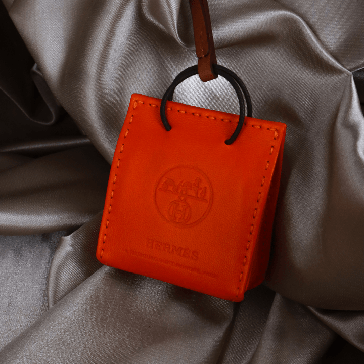 Hermès 橙色 Mini Shopping Bag Charm（Leather Bag Motif款）｜未使用附原盒 - Vintasy扣針