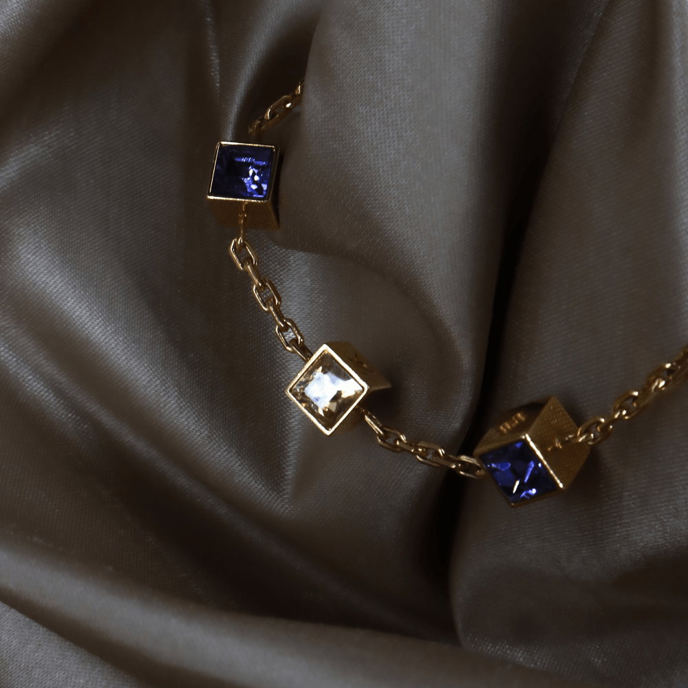 LOUIS VUITTON CUBE 方塊吊墜手鏈（金色配藍色閃石）｜未使用級美品・附原裝塵袋 ｜｜VINTASY 中古美品 ｜ 香港最大型中古首飾收藏店｜ LOUIS VUITTON ｜ 手鏈