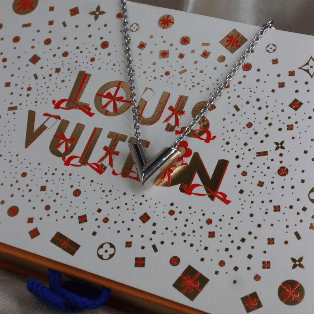 LOUIS VUITTON Essential V 項鏈 ｜ 絕罕現貨！ - Vintasy