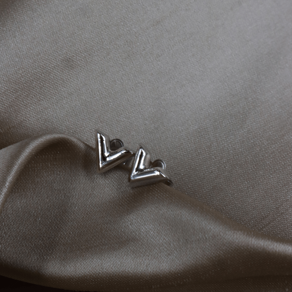 LOUIS VUITTON Essential V 耳環 |極罕現貨 - Vintasy