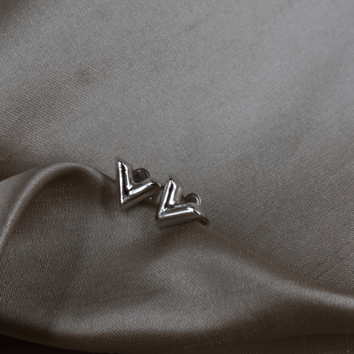 LOUIS VUITTON Essential V 耳環 |極罕現貨 - Vintasy