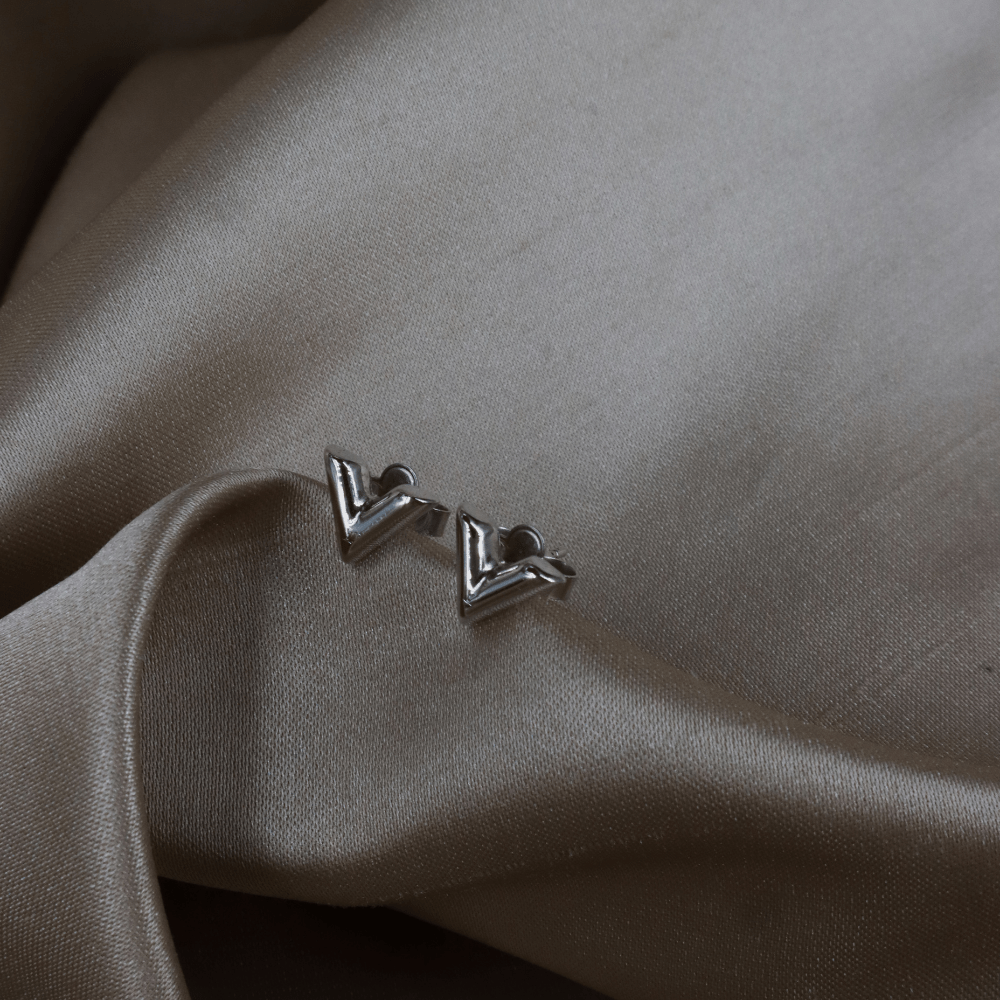 LOUIS VUITTON Essential V 耳環 |極罕現貨 - Vintasy