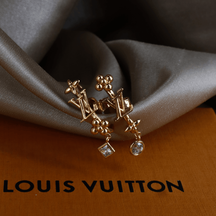 LOUIS VUITTON Essential V 水晶垂墜耳環 ｜附原盒 ｜｜VINTASY 中古美品 ｜ 香港最大型中古首飾收藏店｜ Louis Vuitton ｜ 戒指