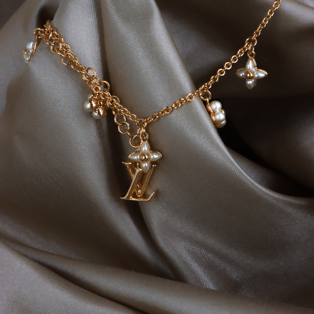 LOUIS VUITTON LV Floragram M0940A 金色手鏈，展示 LV 字母及珍珠效果 Monogram 花卉吊飾
