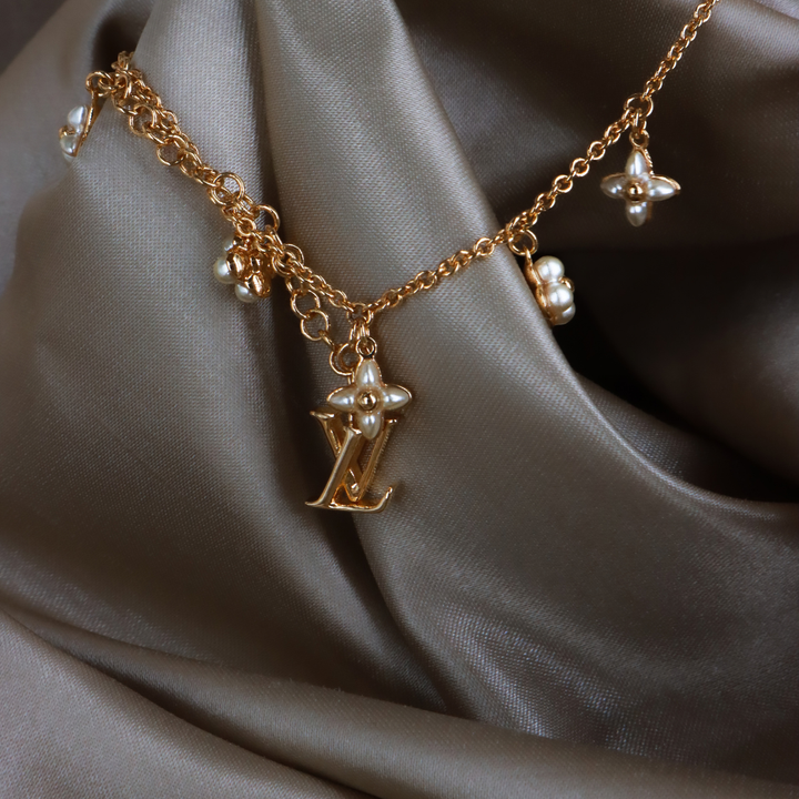 LOUIS VUITTON LV Floragram M0940A 金色手鏈，展示 LV 字母及珍珠效果 Monogram 花卉吊飾
