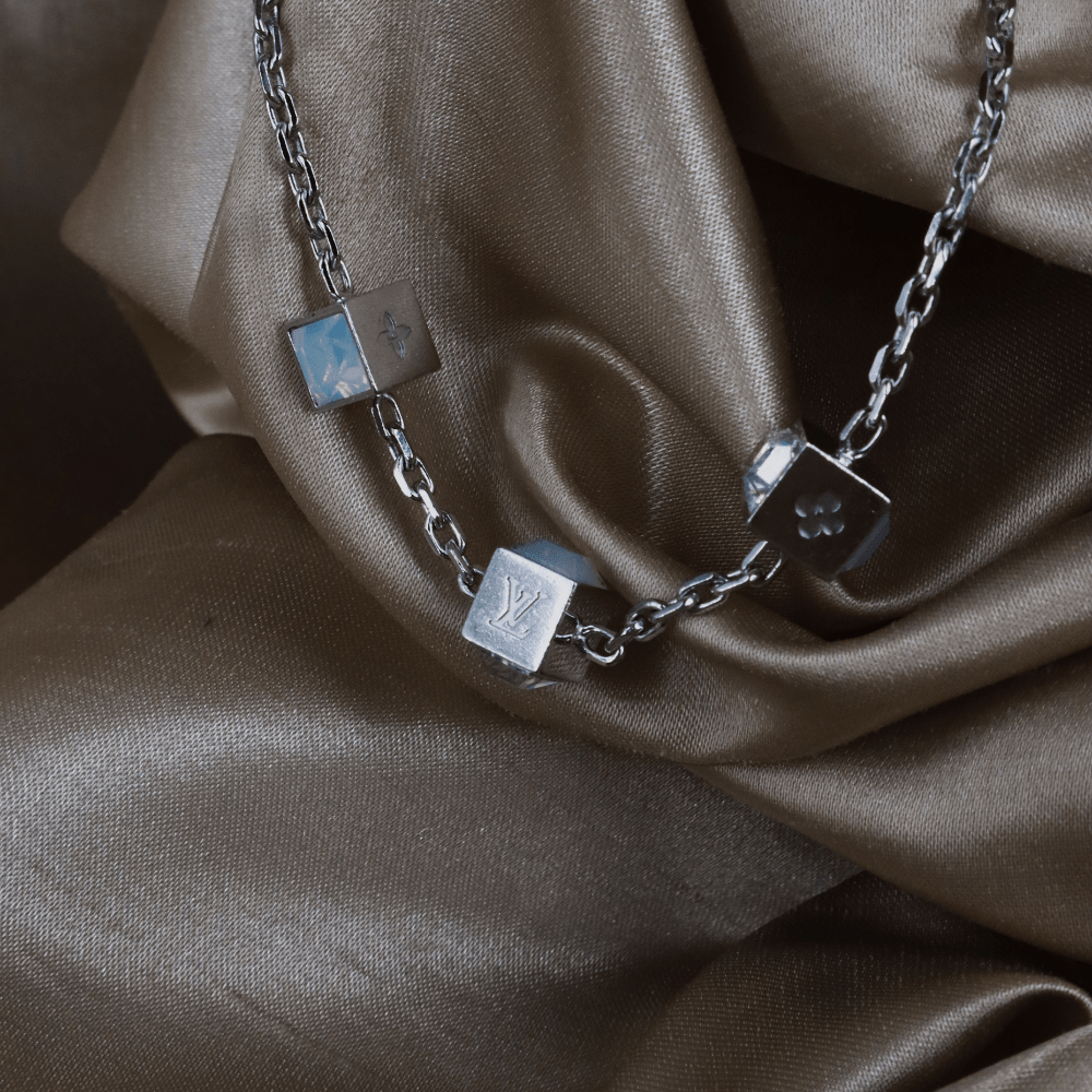 LOUIS VUITTON 銀色LV方塊吊墜手鏈（LV Cub款） - Vintasy手鏈