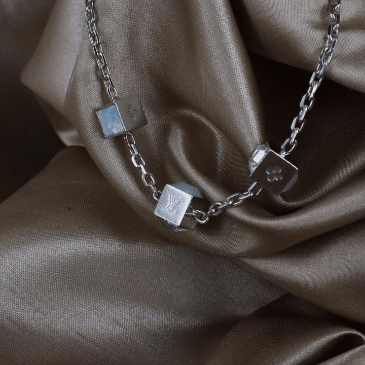 LOUIS VUITTON 銀色LV方塊吊墜手鏈（LV Cub款） - Vintasy手鏈