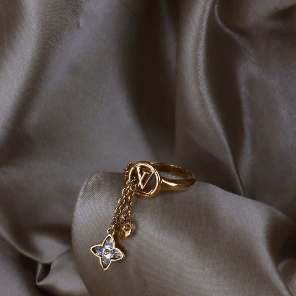 LOUIS VUITTON Monogram Flower 垂墜戒指（金色）｜附原盒 - Vintasy手鏈
