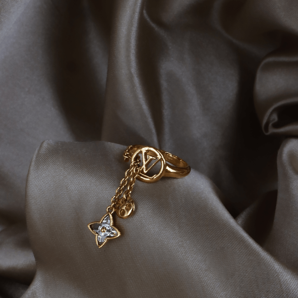 LOUIS VUITTON Monogram Flower 垂墜戒指（金色）｜附原盒 - Vintasy手鏈