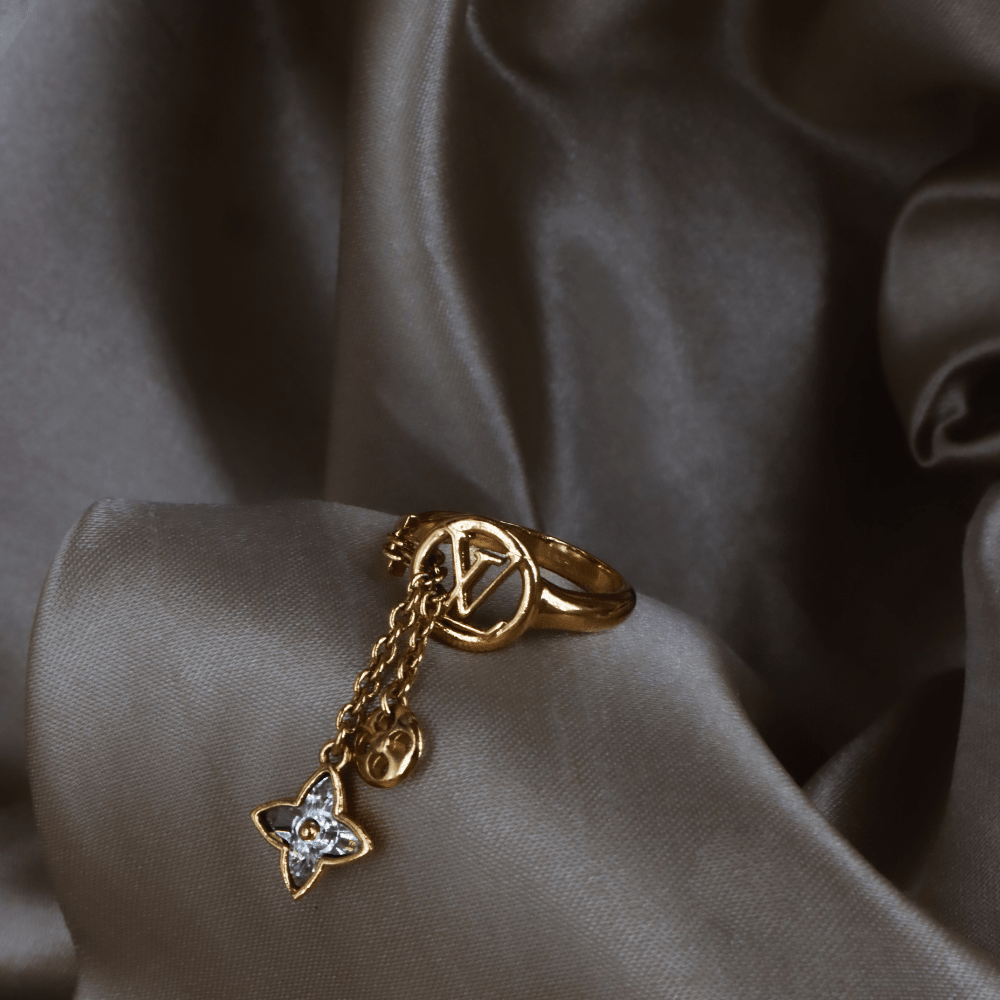 LOUIS VUITTON Monogram Flower 垂墜戒指（金色）｜附原盒 - Vintasy手鏈
