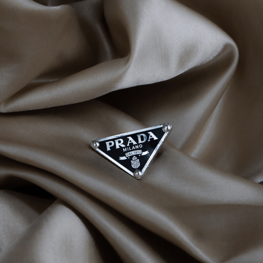 PRADA 三角Logo耳夾 | 近年熱賣款 - Vintasy