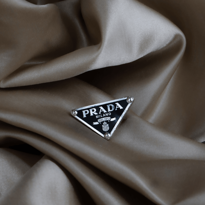 PRADA 三角Logo耳夾 | 近年熱賣款 - Vintasy