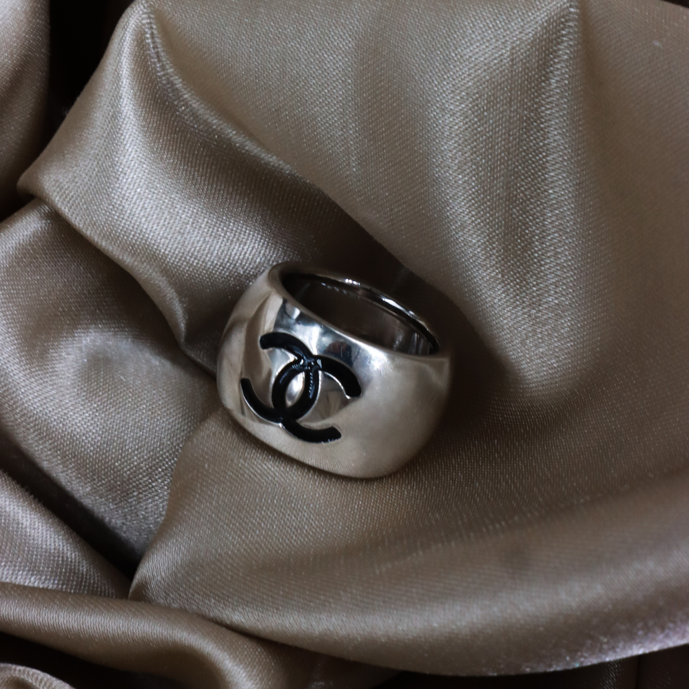 CHANEL 雙面 CC 黑色心形寬版戒指（銀色）黑色雙 C 與銀色寬版戒面正面
