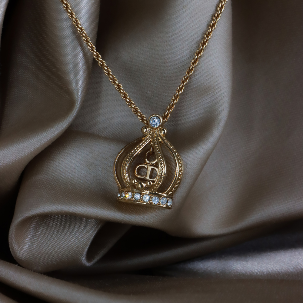 CHRISTIAN DIOR 金色皇冠造型 CD Logo 閃石項鏈正面特寫